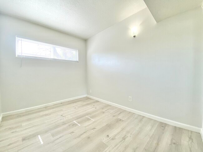 Building Photo - 100 E 69th Way