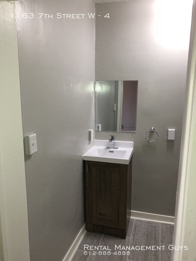 Building Photo - Beautifully Rehabbed Studio Apartment