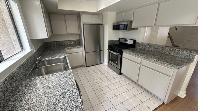 Foto del edificio - 2424 Santa Ana Ave