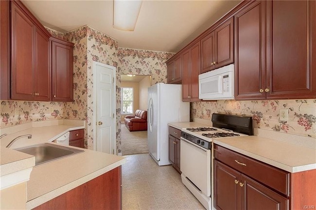 Building Photo - 7677 Cross Creek Cir W