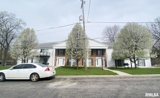 Building Photo - 5031 N Lakeside Pl