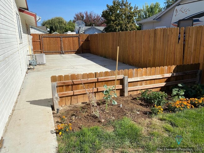 Building Photo - 545 Creekview Dr