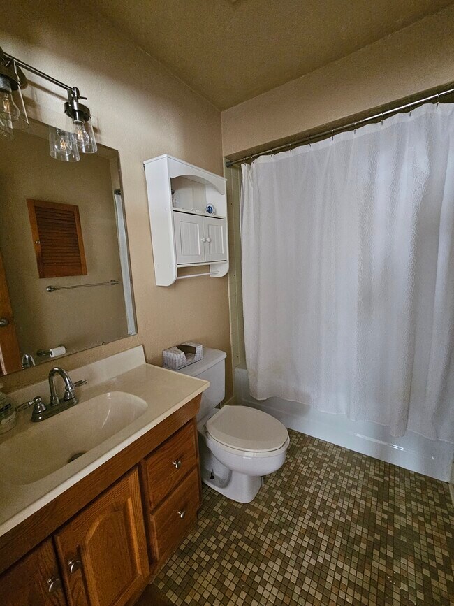 Foto del edificio - 1200 Lakeview Dr