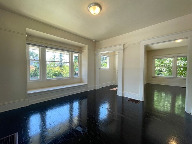 Foto del edificio - Central NE House with Basement, Hardwood F...