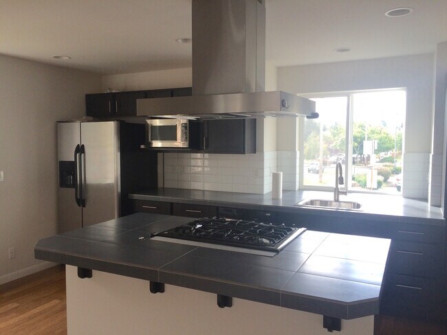 Foto del edificio - 3-Bedroom Townhome Near Roosevelt Lightrai...