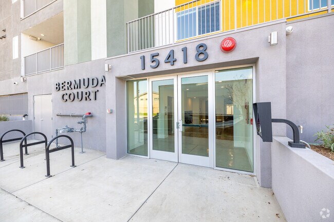 Entrada - Bermuda Court