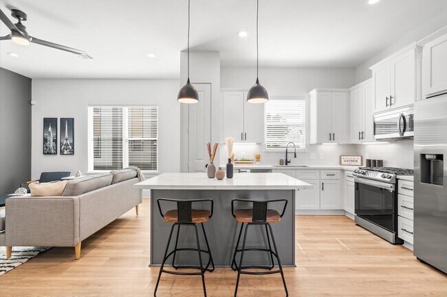 Foto del edificio - 5211 Pine Tree Dr