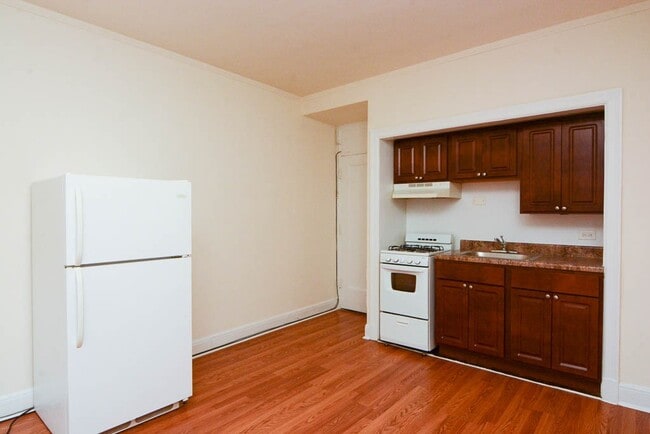 Building Photo - 3335 W Diversey Ave