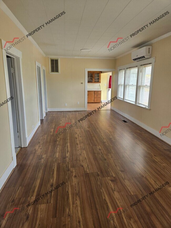 Foto del edificio - STATUS: AVAILABLE | R337 | $1795