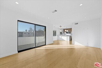 Building Photo - 1210 Larrabee St
