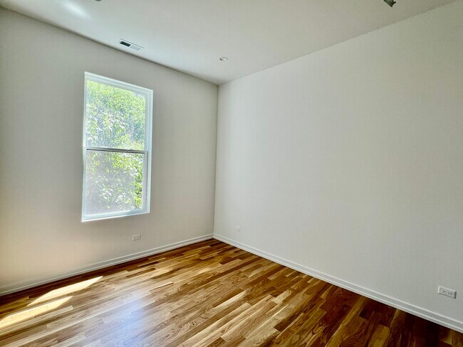 Foto del edificio - 822 N Winchester Ave