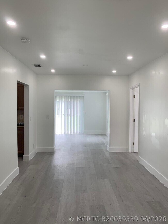 Building Photo - 4005 NW 76th Ave