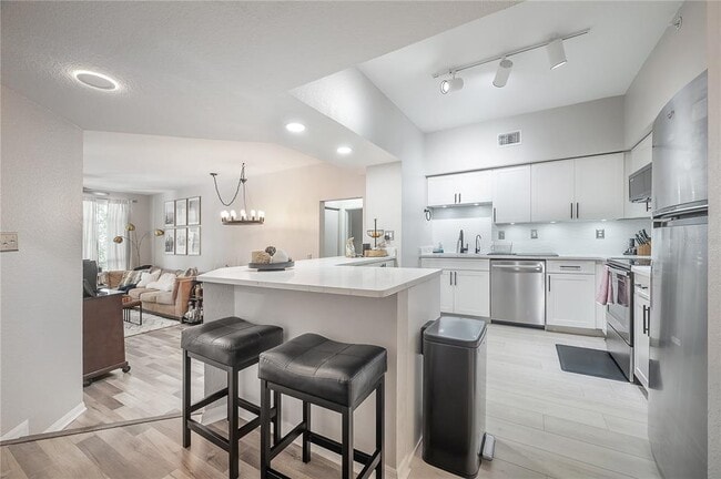 Building Photo - 410 S Armenia Ave