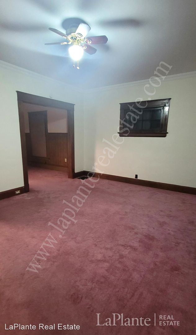 Building Photo - 1429 W Woodruff Ave