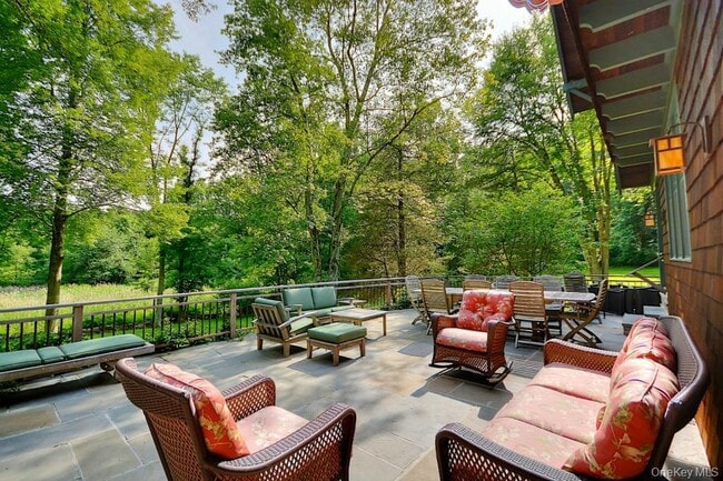 Foto del edificio - 16 Old Post Rd