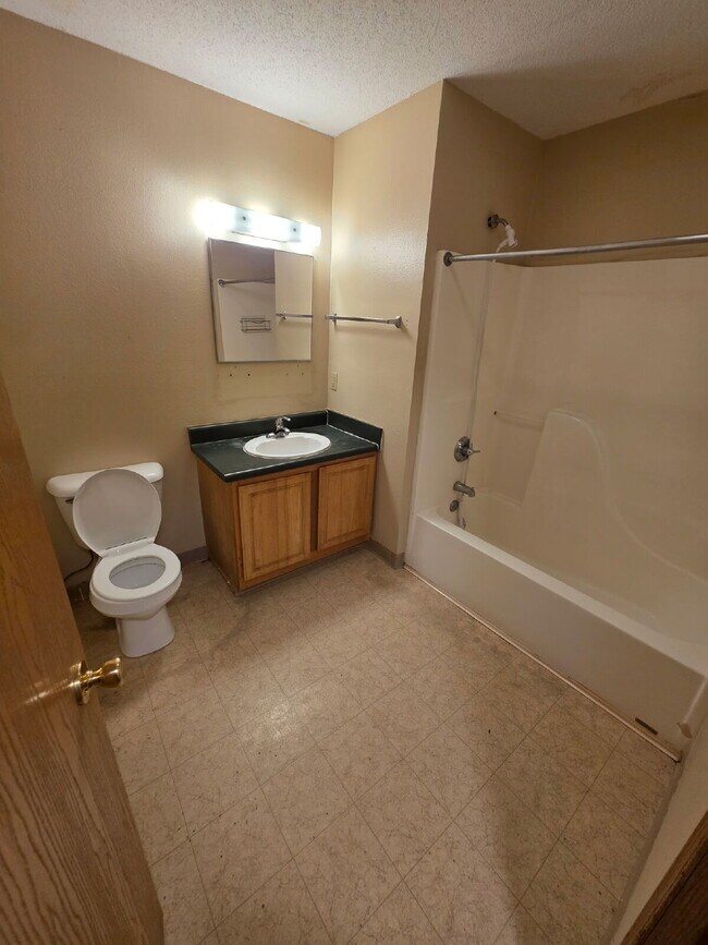 Foto del edificio - 3 Bedroom | 2 Bathroom 2nd Floor Unit in Oelwein AVAILABLE SOON!