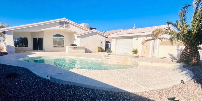 Foto del edificio - Unfurnished Long Term Pool Home