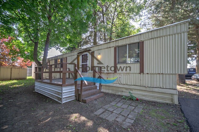 Building Photo - 2 Bedroom 1 Bathroom Home with Off-Street ...