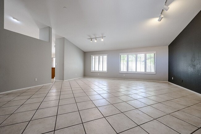 Building Photo - Welcome to this charming 3 bedroom, 2 bath...