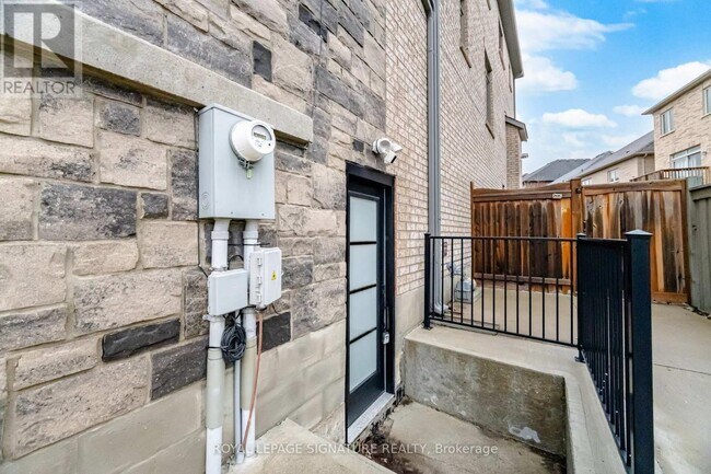 Building Photo - 91 Roulette Cres
