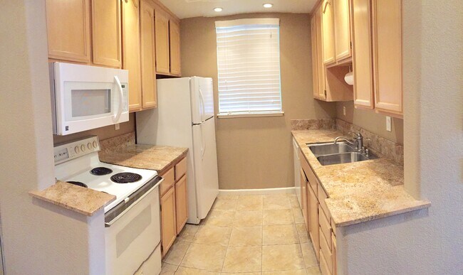 Kitchen - 932 Owens Lake Drive