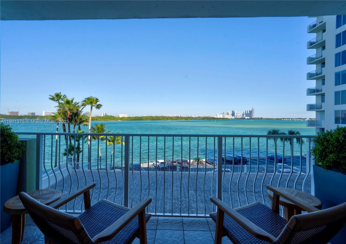 Foto principal - 10350 W Bay Harbor Dr