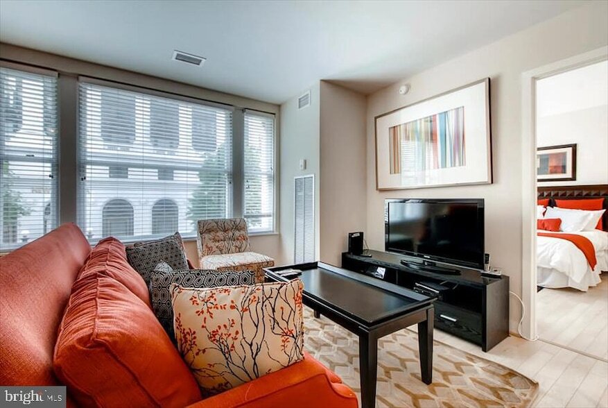 Foto principal - 733 15th St NW