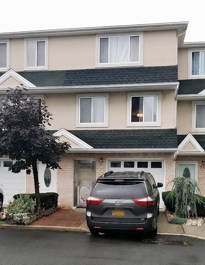 Foto principal - 90 Seagate Ct