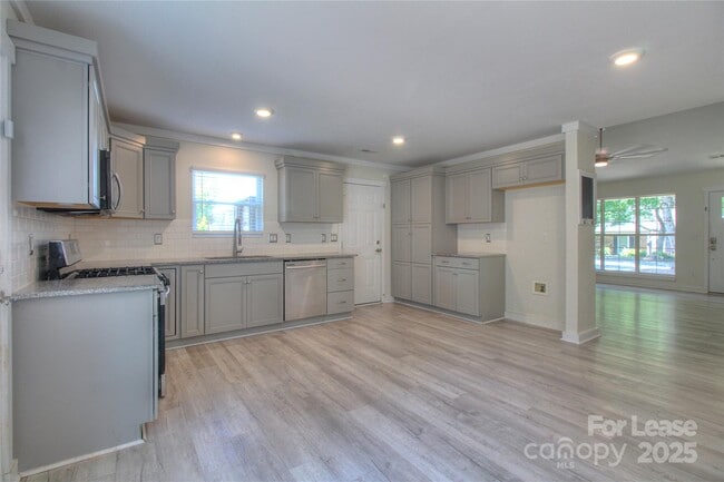 Building Photo - 216 Stratford Dr