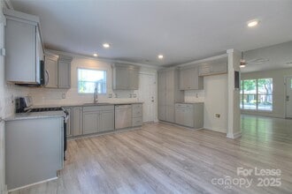 Building Photo - 216 Stratford Dr