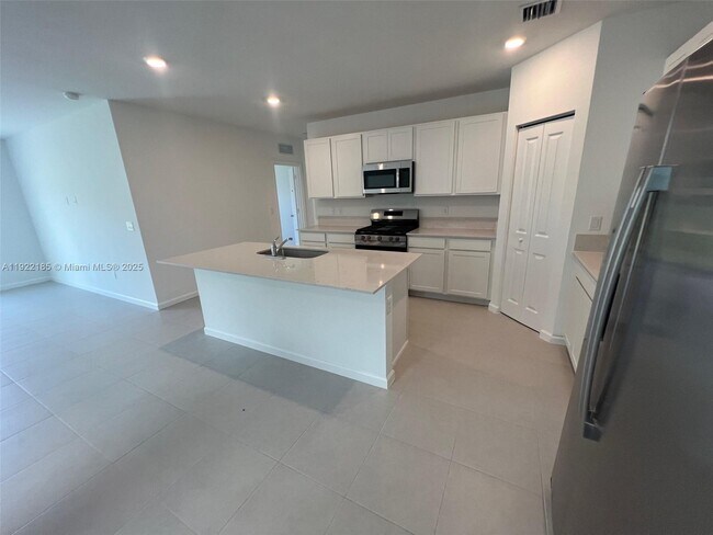 Foto del edificio - 5885 Sweetwood Dr