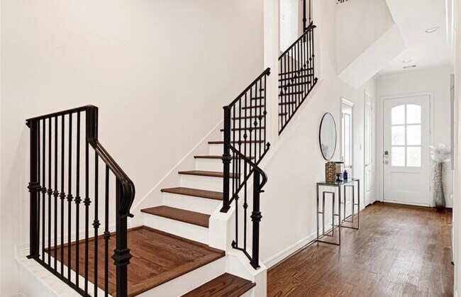 Foto del edificio - 1531 Woodbend Park W