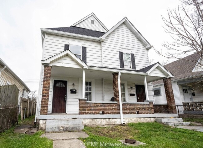 Building Photo - "Charming Duplex Retreat: Spacious 2-Bedro...