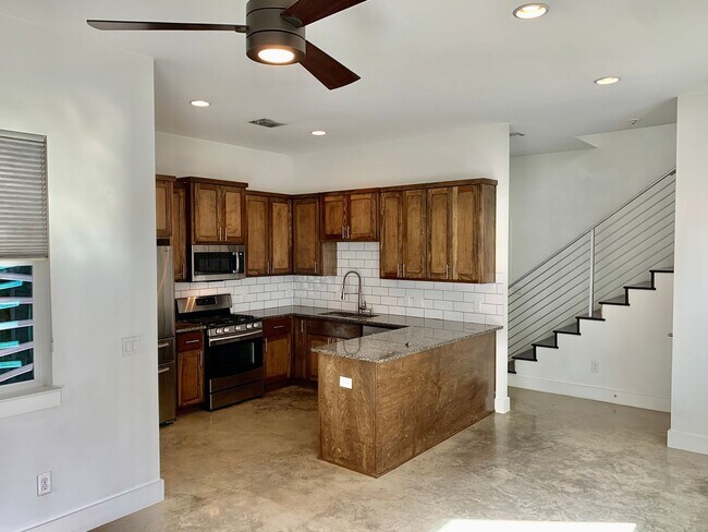 Foto del edificio - Modern 2 bedroom, 2.5 bathroom with a Back...