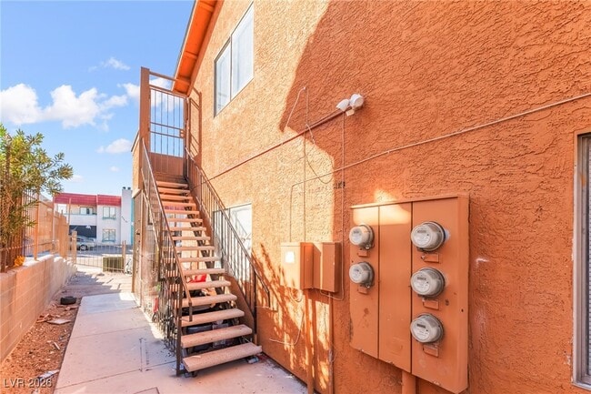 Foto del edificio - 6982 Hopkins Dr