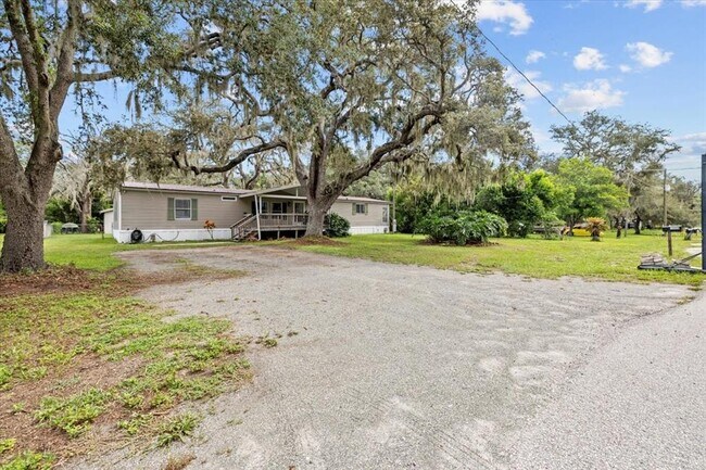 Foto del edificio - 13920 Hillcrest Dr