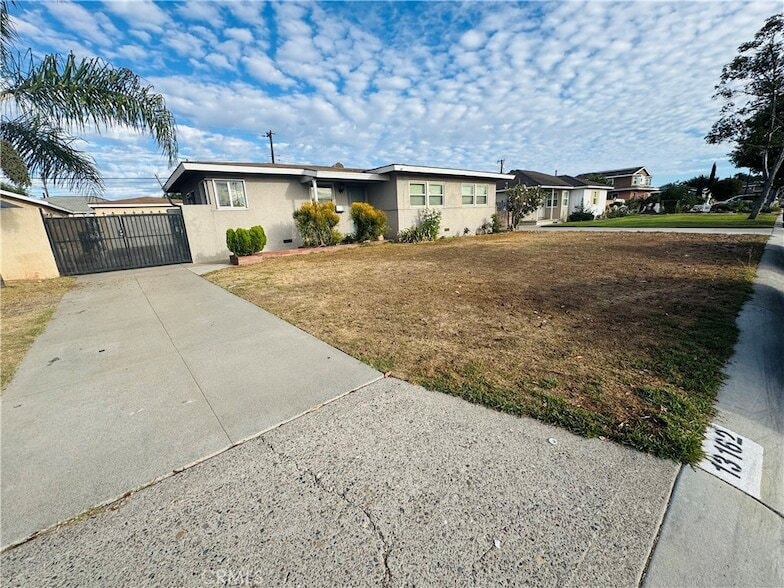 Foto principal - 13162 Newell St