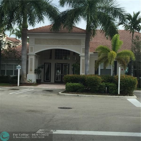 Foto del edificio - 5800 W Sample Rd