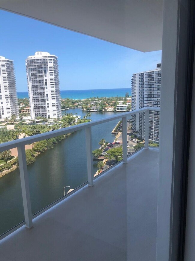 Foto del edificio - 3701 N Country Club Dr