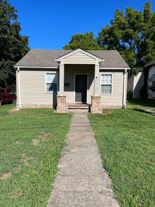 Building Photo - 1411 Indianola St