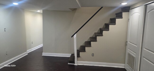 Building Photo - 215 E Walnut Park Dr