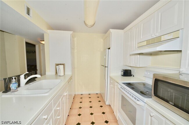 Building Photo - 555 Park Shore Dr