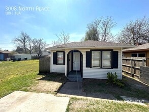 Building Photo - 3008 North Pl