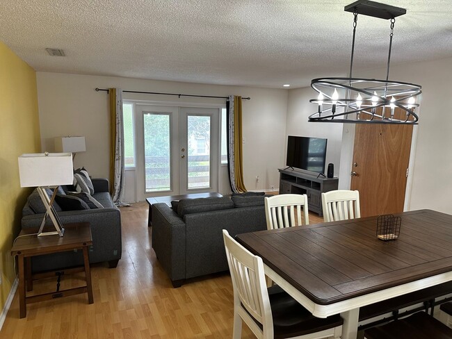 Building Photo - Fully Furnished 2/2 Condo!