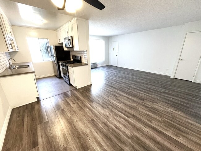 Building Photo - 3755 Mentone Ave