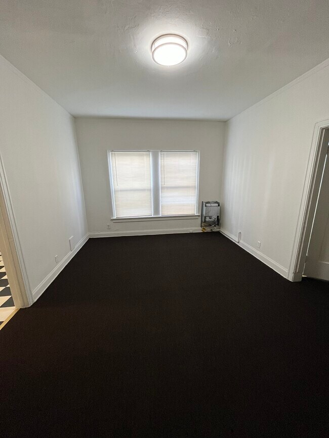 Spacious One Bedroom Apartment - 4156 Rosewood Ave