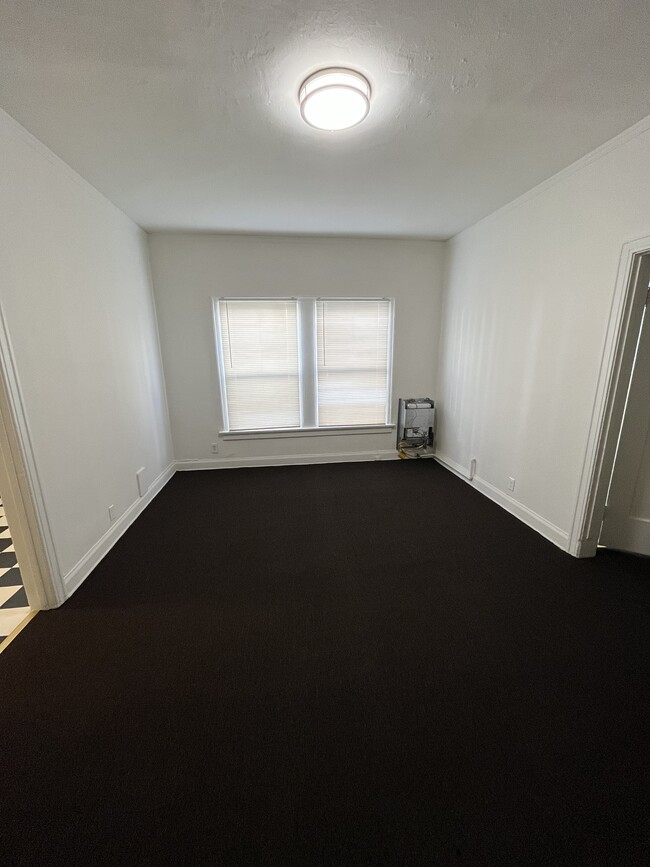 Spacious Studio - 4156 Rosewood Ave