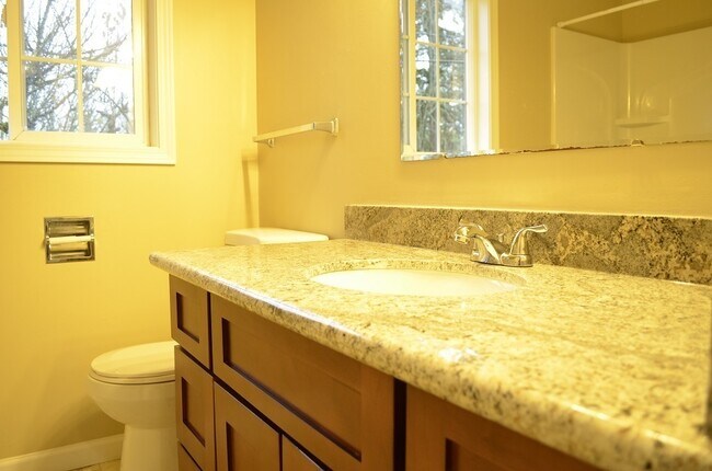 Foto del edificio - Updated 2-Story home with Day light basement. Big lot w/ RV & Boat parking
