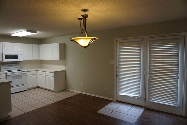 Building Photo - 412 KLINE