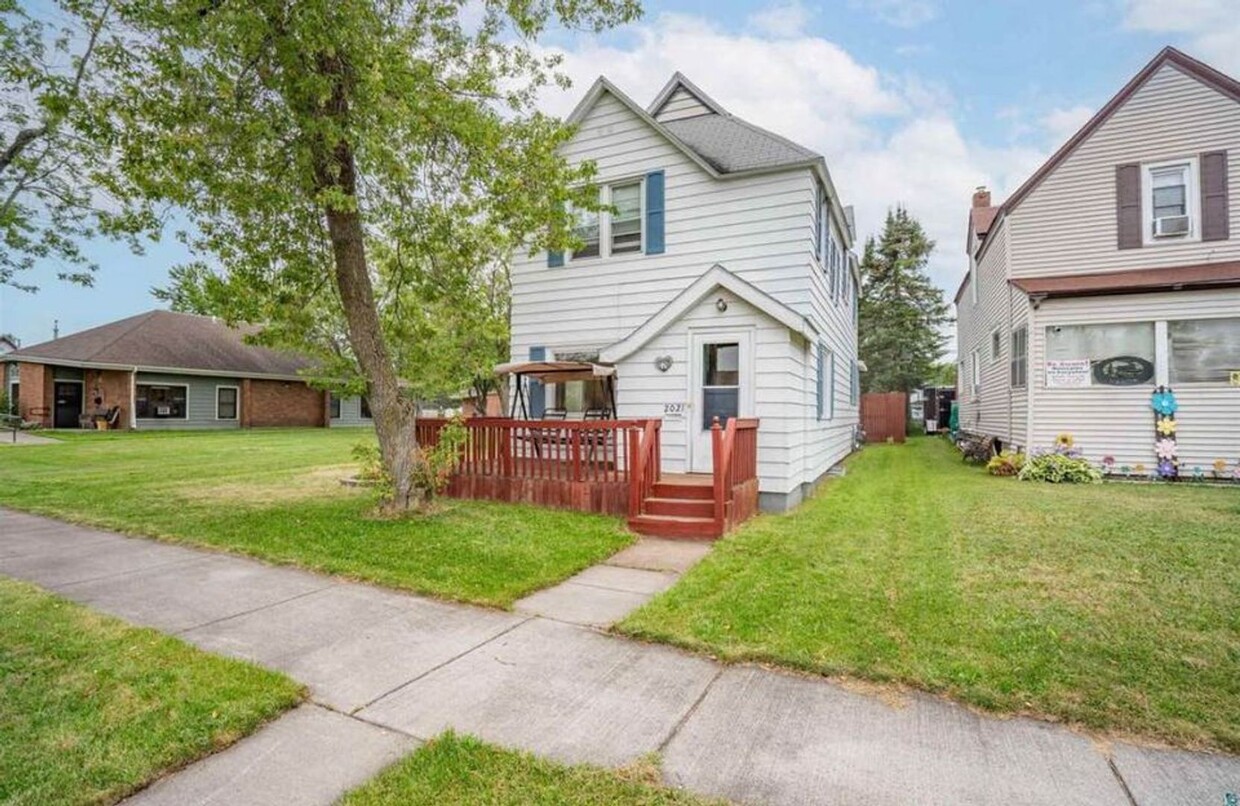 Primary Photo - Large 3 Bedroom, 2 Bathroom Home in Billin...